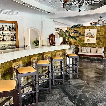 Karteros Hotel 3* קרטרוס