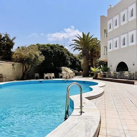 מלון Karteros Hotel קרטרוס