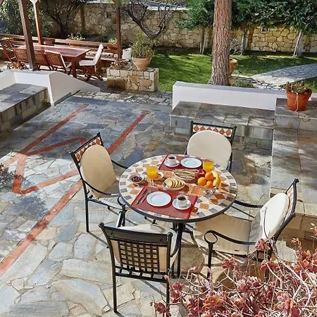 Karteros Hotel מלון